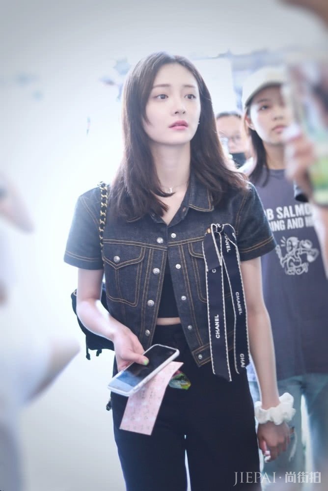 周洁琼吊带露脐背心很有看点，肉嘟嘟的肚子肉藏不住了，很可爱