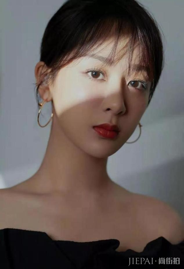 杨紫有多惨，合作肖战被骂倒贴，录视频祝福郑爽被质疑不怀好意