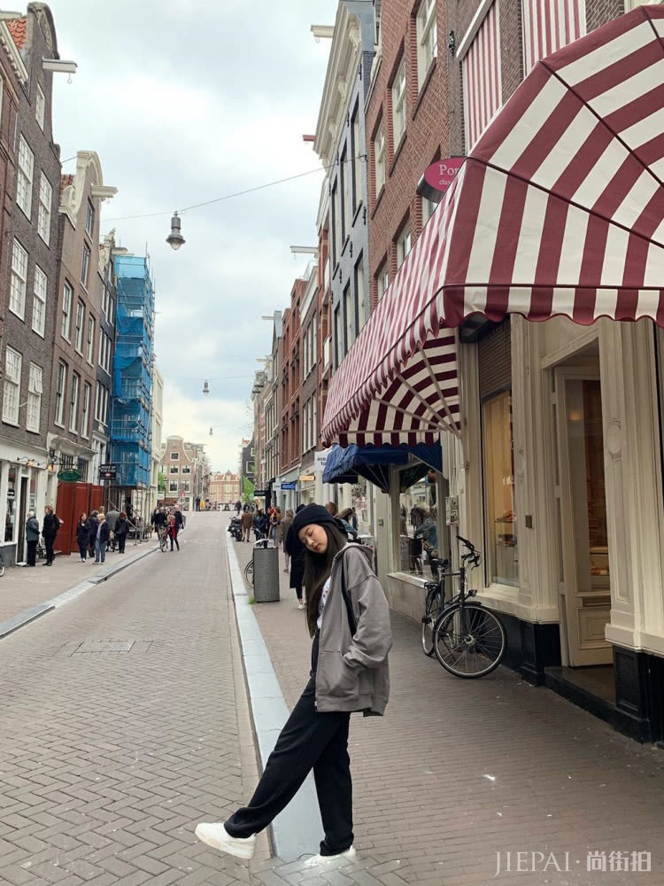 Lisa和Jennie,同穿一件拉链外套,美得不相上下