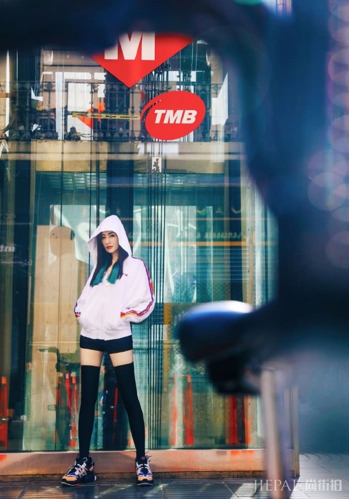 张天爱黑色背心休闲裤,穿出1米2的大长腿,配粉色脏脏辫帅呆了