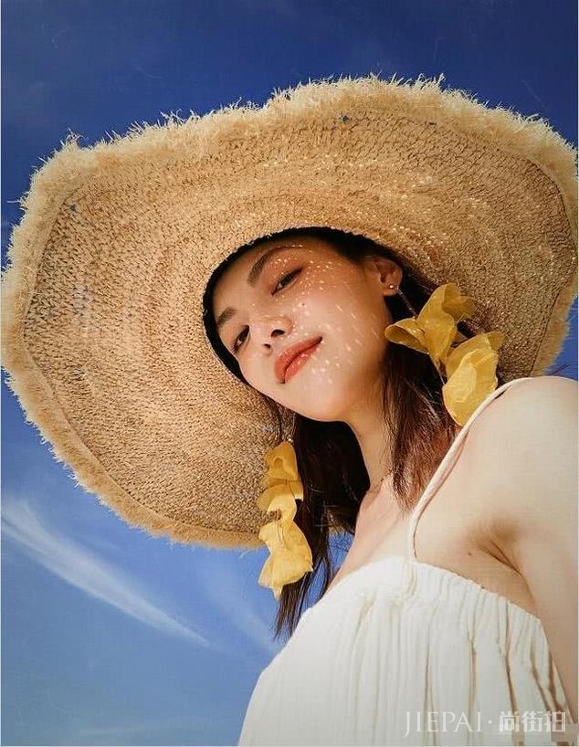 李现前女友钟楚曦晒沙滩美照,公主裙配草帽大秀美腿身材火辣