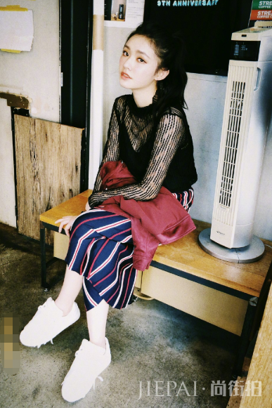 林允瘦后把黑蕾丝连衣裙穿出了成熟女人味,长腿太抢镜