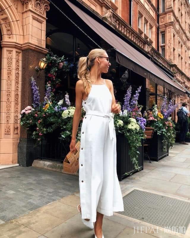 今夏最火的“纽扣裙”，基础款半身裙工作装文艺清新又显瘦