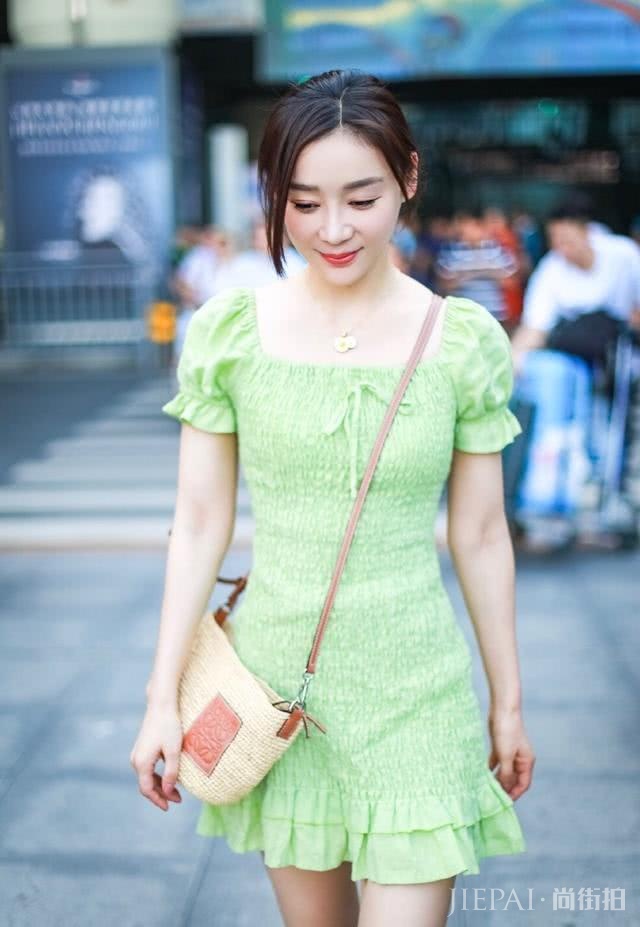 袁姗姗果绿短裙衬出曼妙好身材,与娜扎撞衫也照样赢