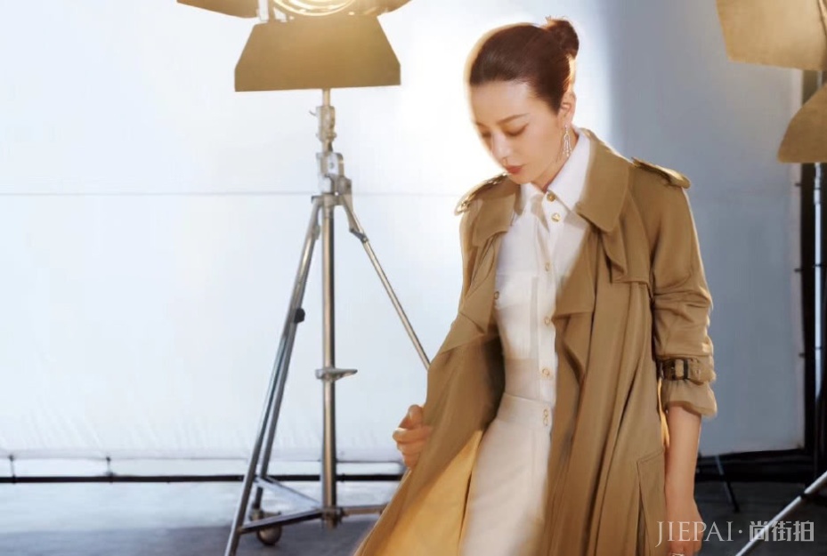 没想到赵薇也是高级脸,头发后梳穿黑色轻纱裙,侧颜线条太完美了