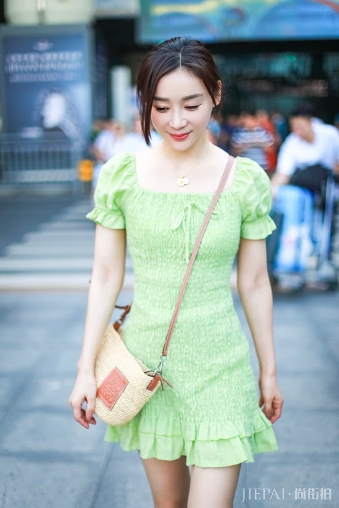 袁姗姗穿牛油果出街,褶皱裙秀出曼妙身材