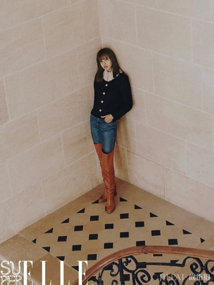 Lisa新造型上线,同样搭配皮靴风格却相差这么大?