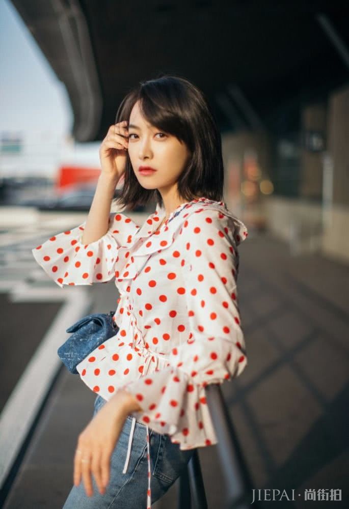 宋茜V领搭配超短裙,大红唇魅力满分