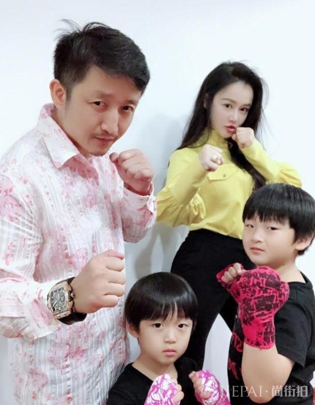 冉莹颖发朋友圈疑似承认生三胎 7月时现身小腹平平已卸货