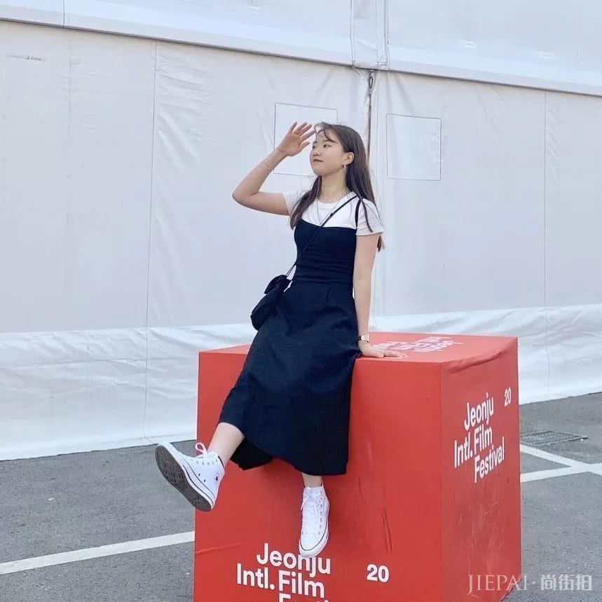 T恤搭配吊带,让你美爆整个夏天