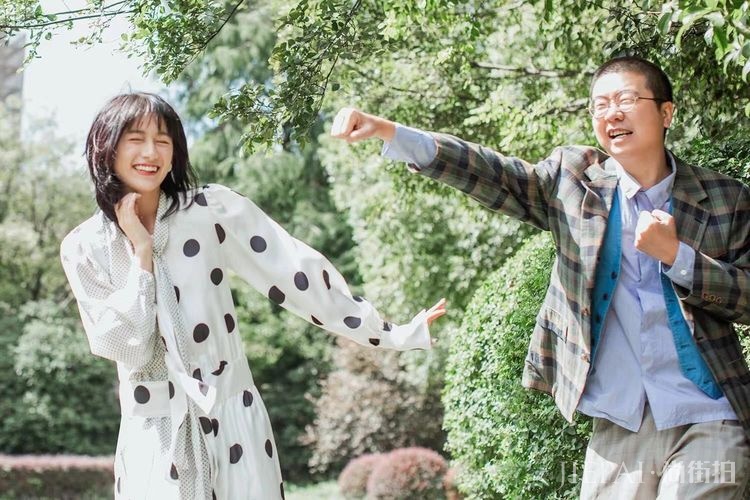 李诞和黑尾酱又被偶遇吃“路边摊”？两人不但坐得远，全程还无交流