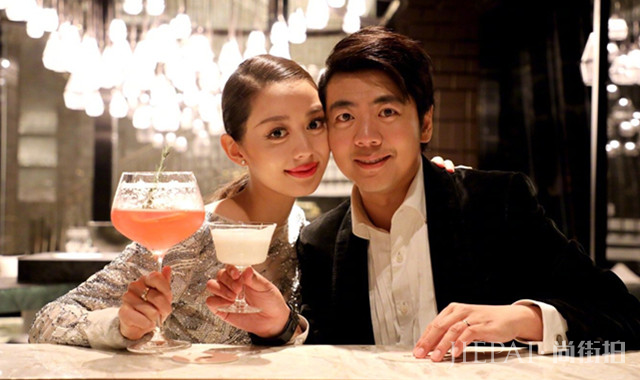 没帮老婆拿行李被热搜骂惨,郎朗这次长记性了,主动为妻子提裙子