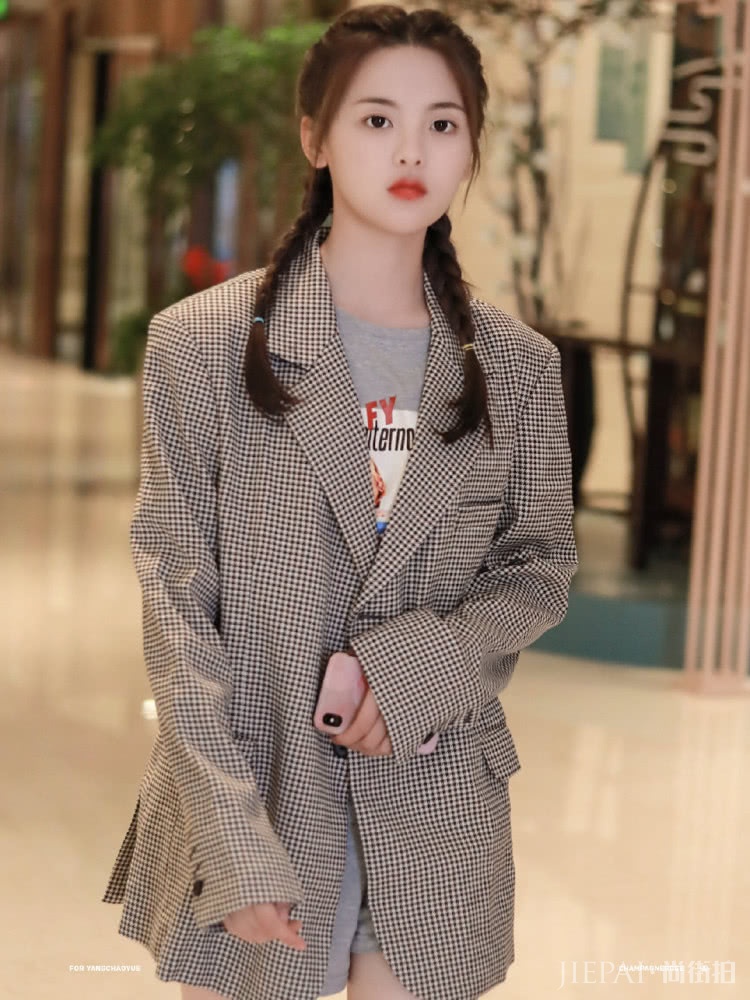 杨超越又穿西装,只是换一个搭配,风格大变样