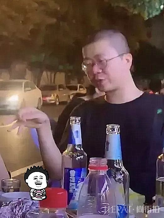 李诞和黑尾酱又被偶遇吃“路边摊”？两人不但坐得远，全程还无交流