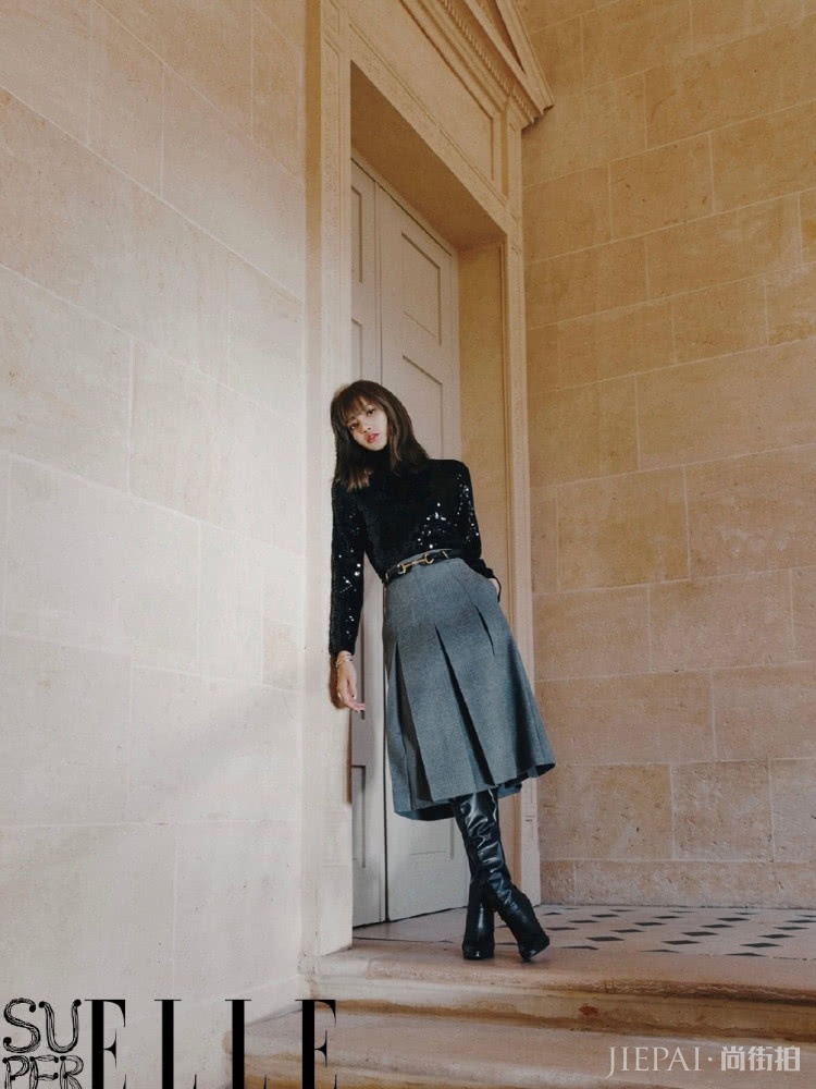 Lisa新造型上线,同样搭配皮靴风格却相差这么大?