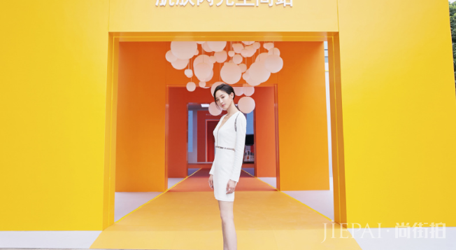 张钧甯化身女总裁?穿黑色裙戴墨镜帅气撩人,这样的打扮气场也太强了吧