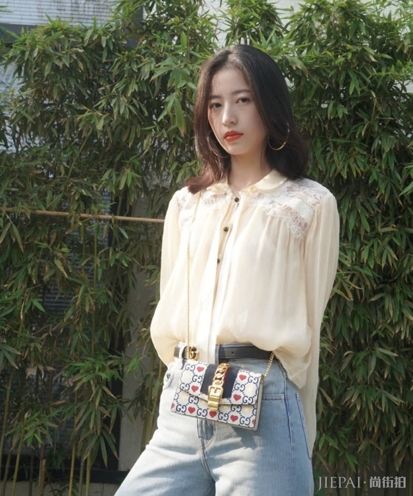 周雨彤清爽穿搭温柔又知性,气质真好