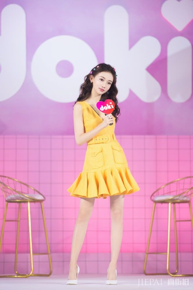 吴谨言12个彩色发卡配黄色连衣裙,也太少女了