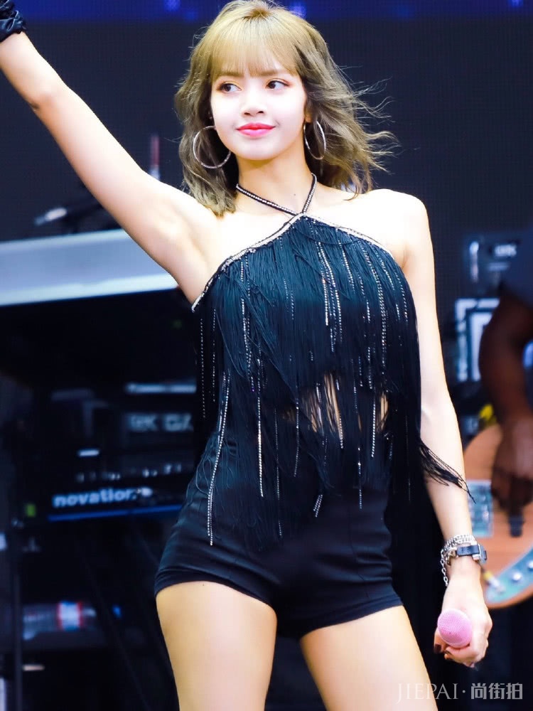 Lisa新造型上线,同样搭配皮靴风格却相差这么大?