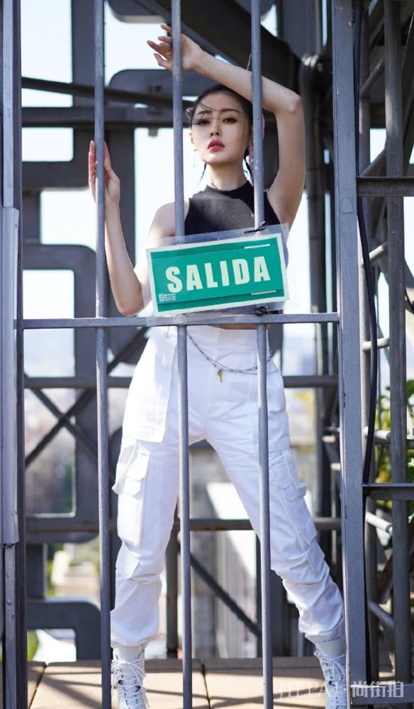 张天爱黑色背心休闲裤,穿出1米2的大长腿,配粉色脏脏辫帅呆了