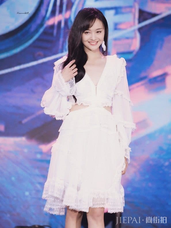 郑爽录制《女儿们的恋爱》,麻花辫配蕾丝衬衫好少女