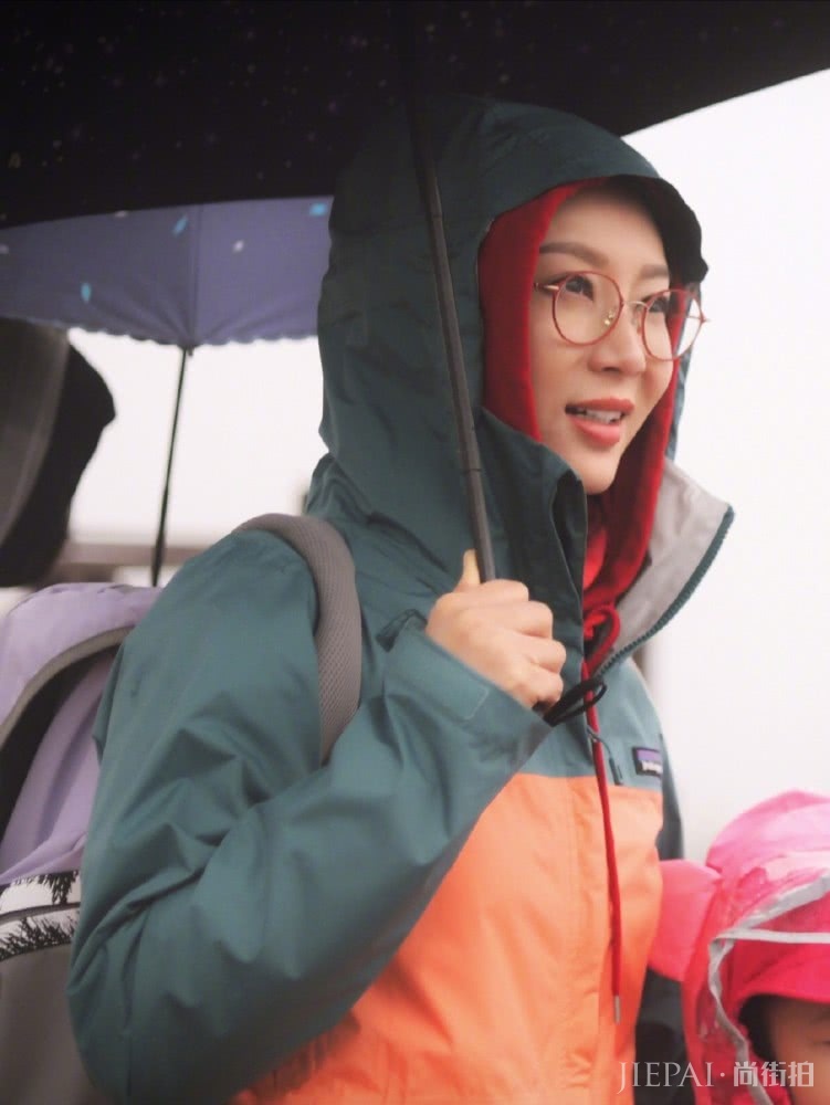 陈数穿冲锋衣扎半丸子头朴素接地气,反而越来越美了