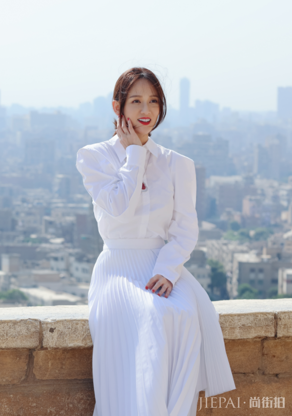 陈乔恩白色系穿搭干净减龄,少女发箍凸显少女感
