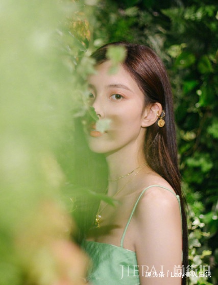 宋妍霏吊带裙搭配长直发,演绎清爽小诱惑