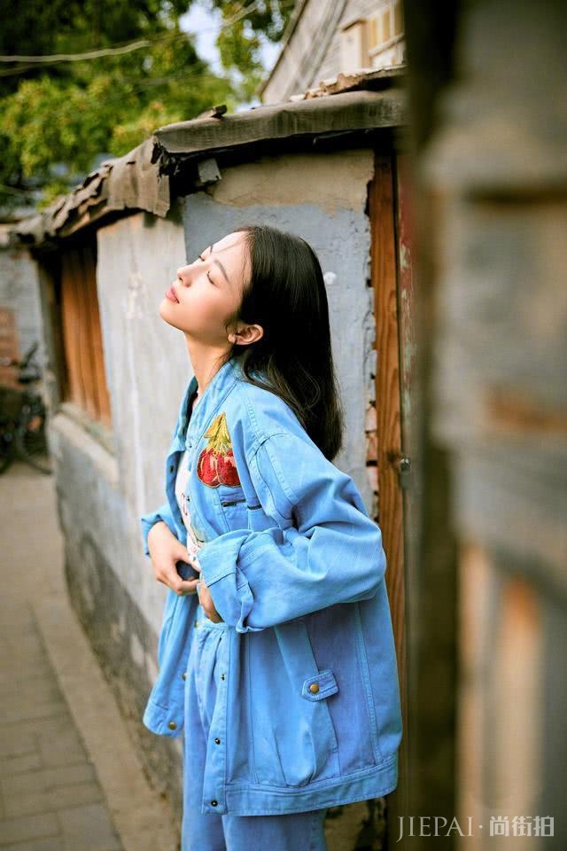 周雨彤解锁夏末秋初穿搭！或温柔或率性或飒爽，百变风格随意切换