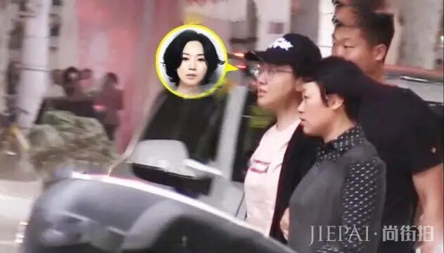 张嘉译近况曝光!与闫妮聚餐猛抽烟,驼背病情疑似加重