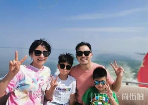 胡可晒一家四口生活照, 安吉小鱼儿同框出镜,颜值逆天超像爸爸