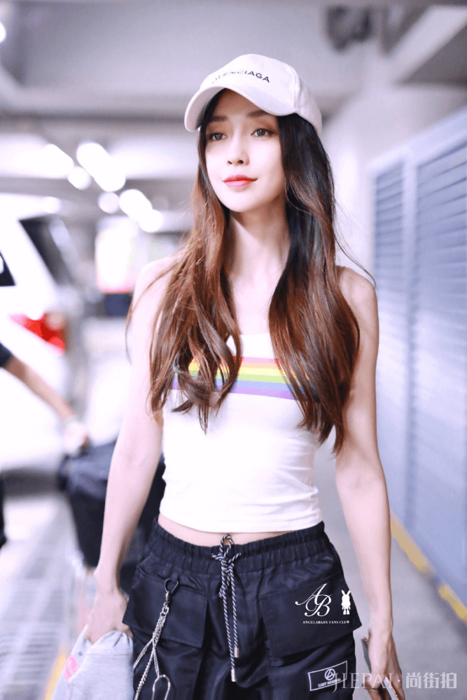 杨颖烈焰红唇配大波浪,蓝白相间晚礼凸显女人魅力,美腻了