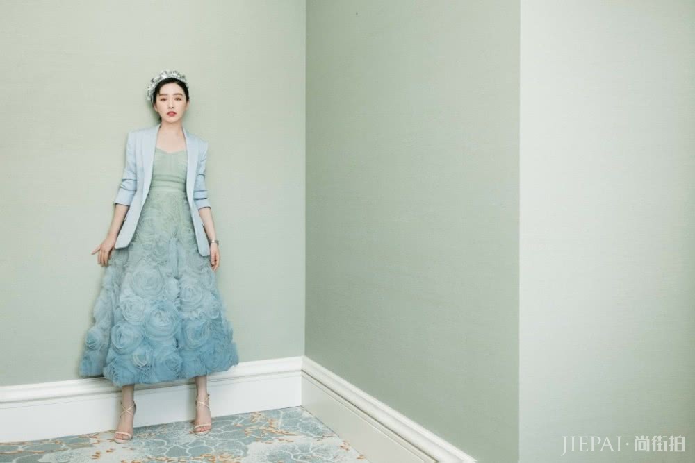 阚清子印花衬衫配皮短裤娇嫩如花，甜美不输少女