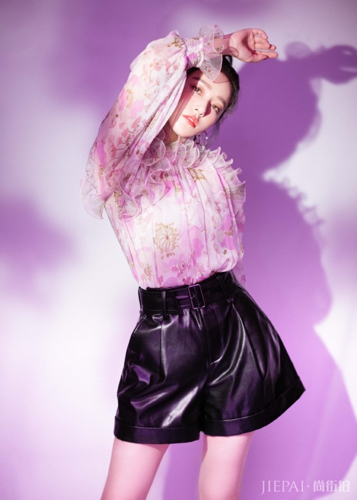 阚清子印花衬衫配皮短裤娇嫩如花，甜美不输少女