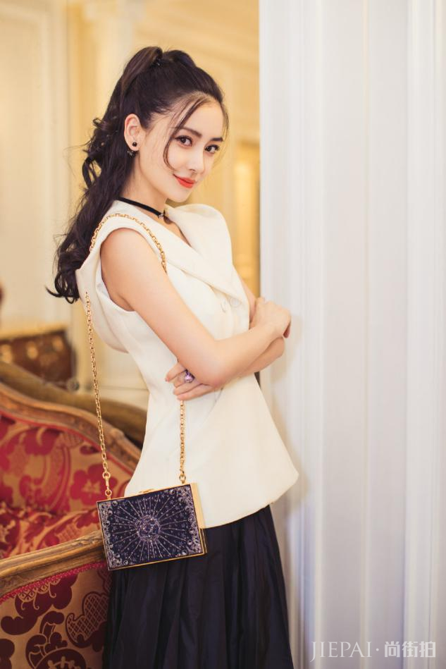 女明星示范，头发扎一半留一半，这些发型好打理还时髦