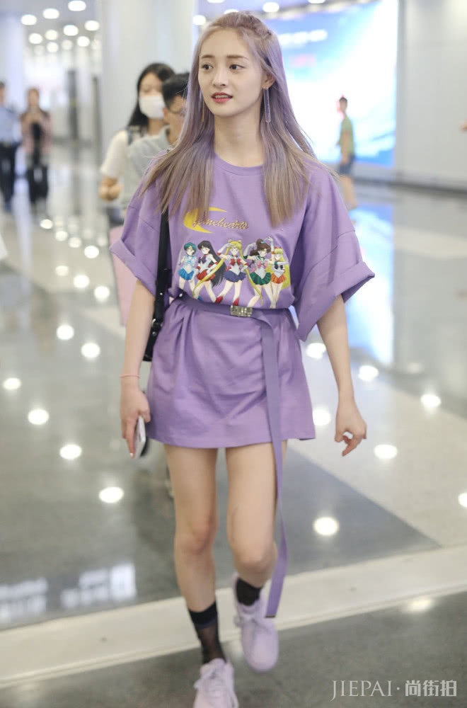 周洁琼不仅身材好,皮肤更好,穿POLO衫搭配短裙秀大腿