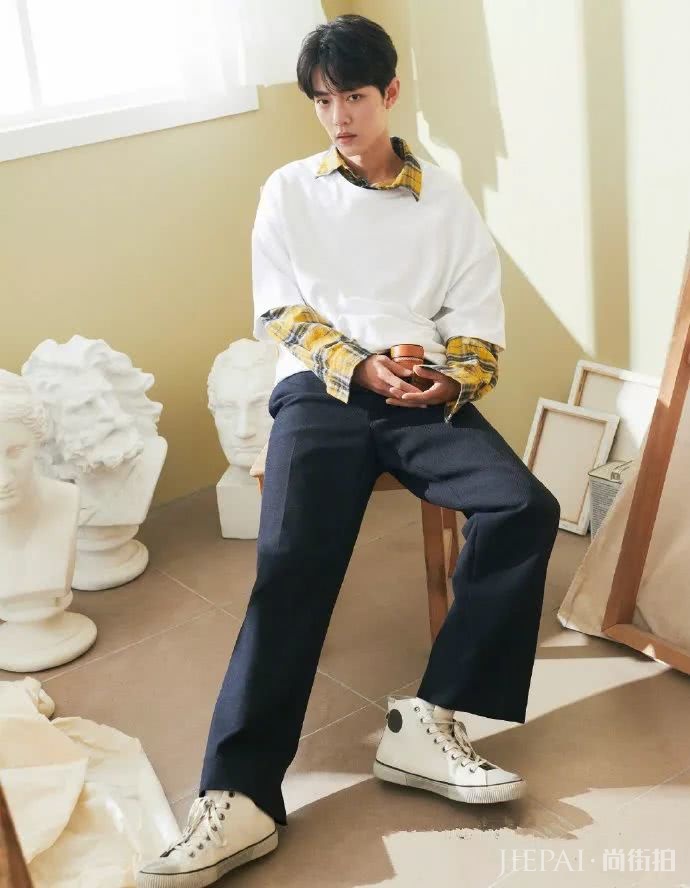 肖战《红秀》预售服务器崩了!格子衫少年超清爽,他才是今夏顶流