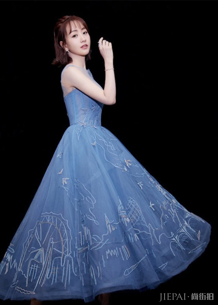 高级感满分的刺绣裙，展现满满质感，升级你的时尚品味！