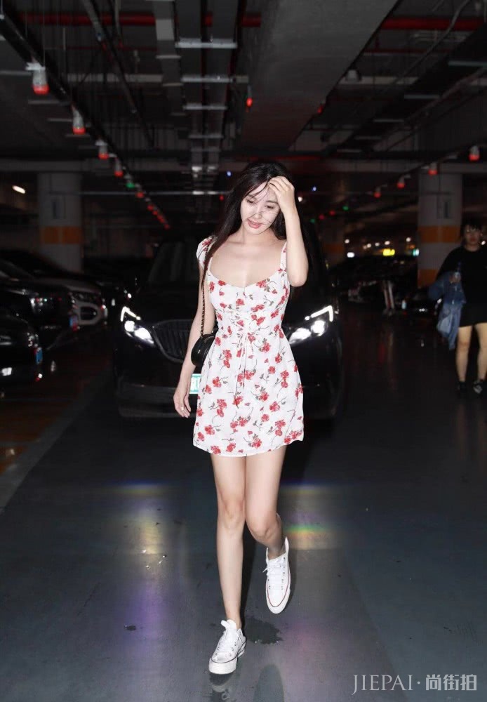 32岁李菲儿穿完碎花裙又穿小黑裙，腰臀比例惊艳