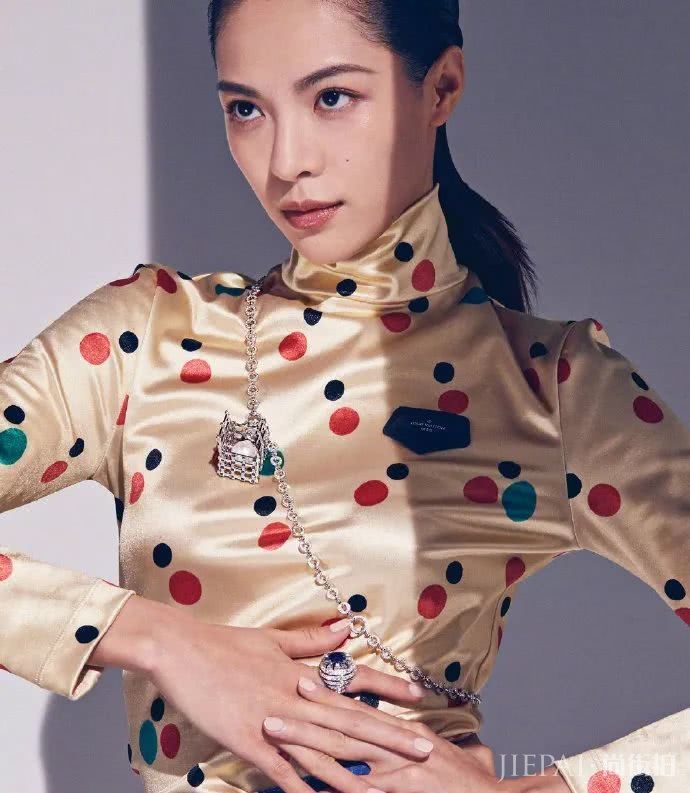 钟楚曦的高级感没有尽头!戴夸张首饰不显俗气