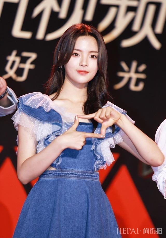 杨超越生图来袭,肥衣配自行车裤这颜值你打几分?