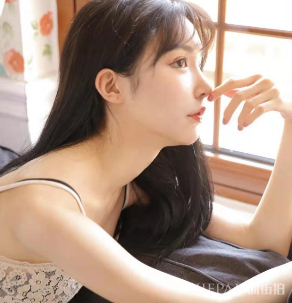 “路人镜头”下的艾比，真实身材藏不住，网友：这腰没开玩笑吧？