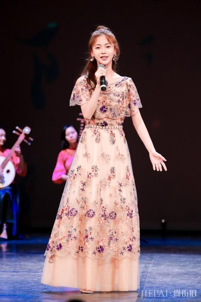 吴谨言穿中式刺绣粉裙甜美娇俏,水蛇腰身材太好