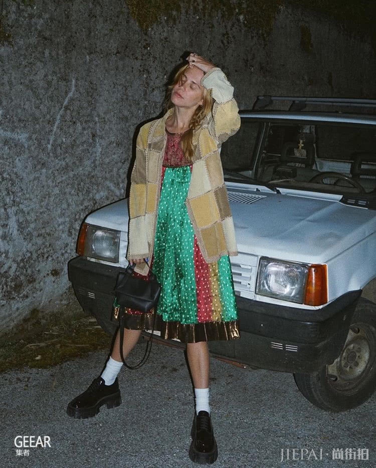 用裙子搭配这双鞋?这个奇怪组合意外地在Ins流行起来