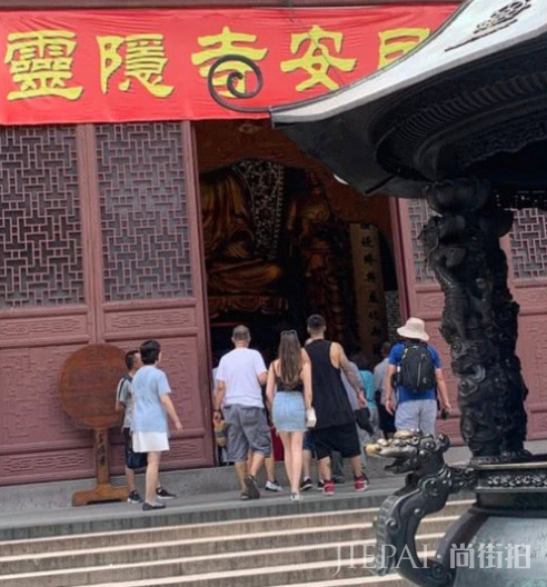 蒋劲夫七夕公开恋情,送玫瑰花给同居外国女友,用中英双语示爱