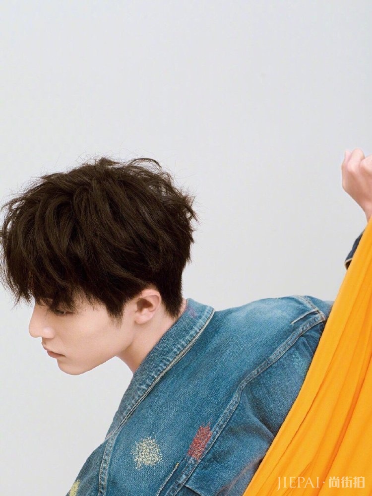 李现和肖战同穿牛仔套装拍杂志，到底谁才更有范？