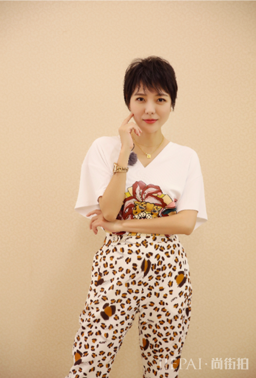 杨乐乐穿一条花裤子录综艺，41岁了气质真好
