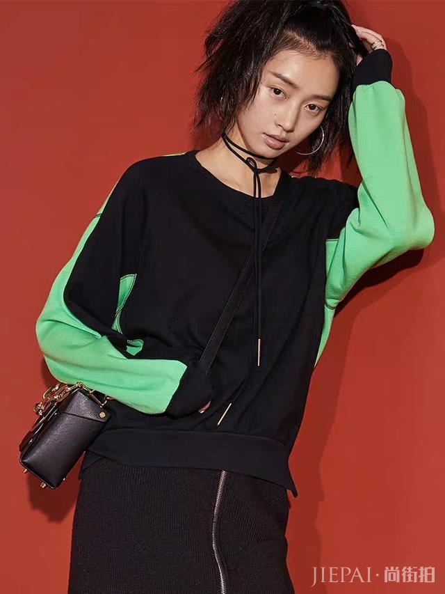 绽放活力,圆领卫衣玩转初秋混搭