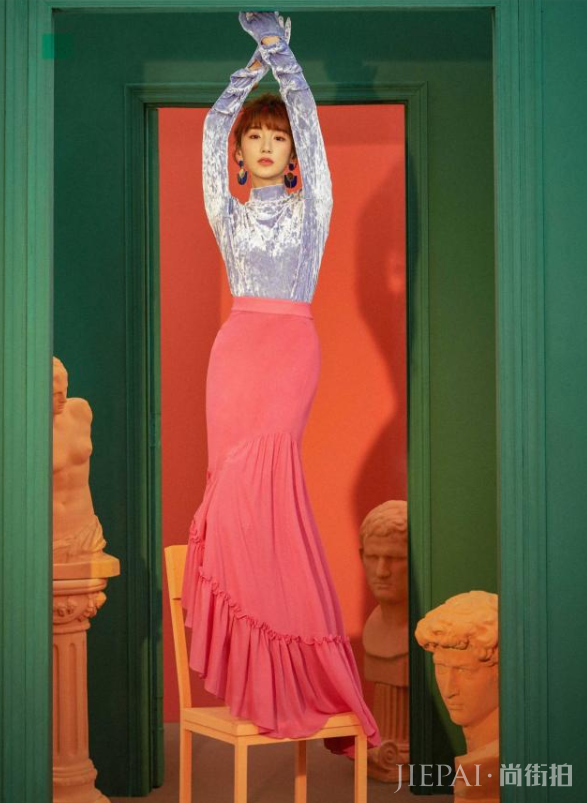 毛晓彤复古卷短发配墨绿色长裙,美出新高度