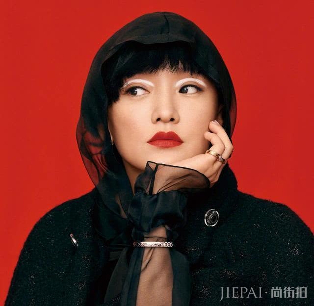 周迅最新锅盖头造型全面曝光,当风吹开刘海时,网友表示我沉默了